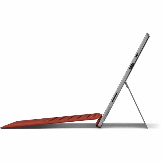 نمای نیمه‌جانبی Surface Pro 7 همراه کیبورد تایپ کاور