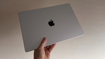 Macbook Pro 2020 روی دست